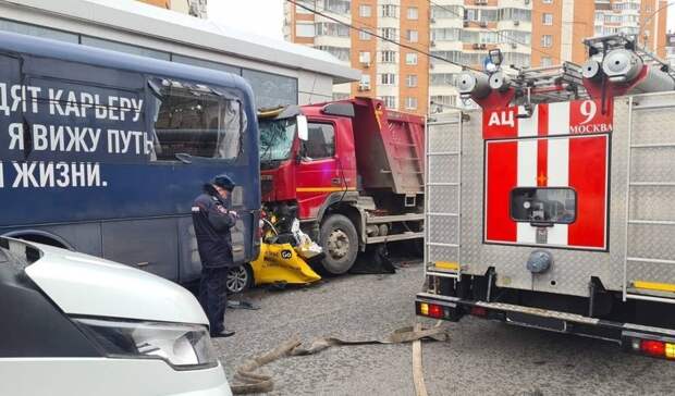 В Москве два человека погибли в ДТП с такси, автобусом и грузовиком (ВИДЕО)
