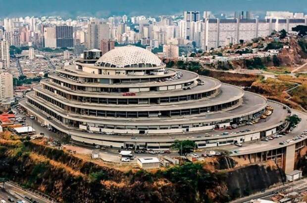 Общая площадь футуристического торгового центра достигает 73 тыс. кв м («El Helicoide», Каракас). | Фото: estrelladigital.es. 