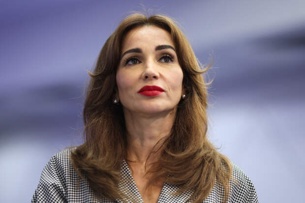 Раскрыта стоимость роскошного образа Анфисы Чеховой на прогулке у дома