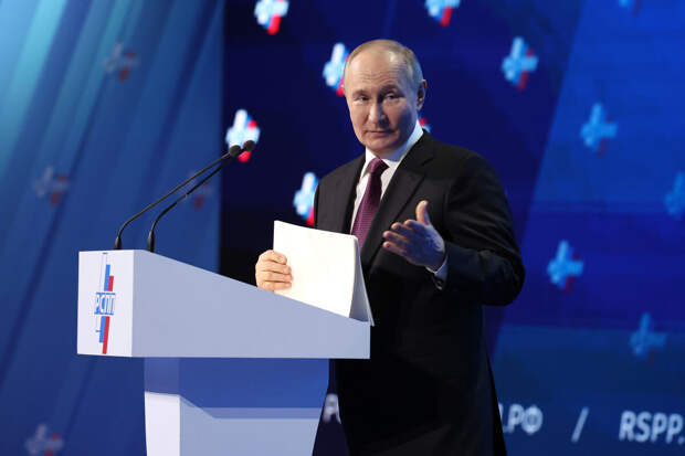 Путин поздравил уходящее в отставку правительство РФ с наступающим Днем Победы