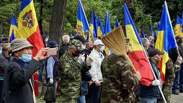 Митингующие в Кишиневе - участники Преднестровского конфликта, требующие отставки правительства и досрочных парламентских выборов