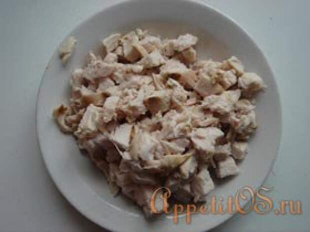 Копченую курицу мелко нарезать