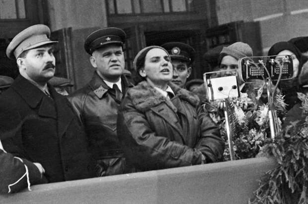 Валентина Гризодубова произносит речь на митинге, посвященном встрече на Белорусском вокзале участниц перелета Москва - Дальний Восток. 
