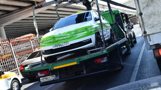 Лидер ЛДПР Слуцкий предложил сообщать владельцам об эвакуации авто через Госуслуги