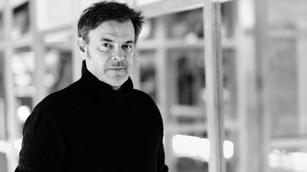 «Важно быть в повестке». Интервью с режиссером «Постороннего» Франсуа Озоном