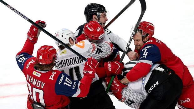 Самый громкий судейский скандал в плей-офф КХЛ! Арбитры поплыли, а чемпион проиграл в эпичной бойне