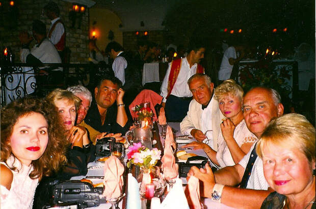 Нынче творческий труд обесценен, И сомнителен весь хит-парад. Ах, как хлопают бодро на сцене! ...