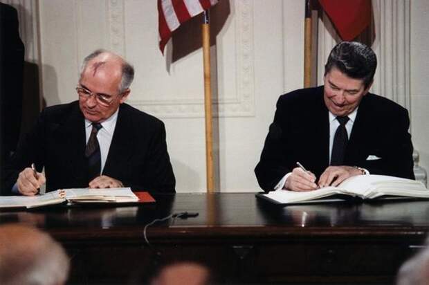 Генеральный секретарь ЦК КПСС М. С. Горбачёв и президент США Р. Рейган подписывают Договор о ликвидации РСМД в Белом доме, 1987 год