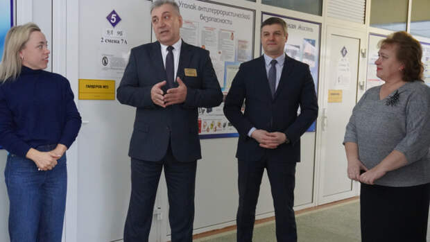 Власть и общественность проверили работу школы № 81 Барнаула