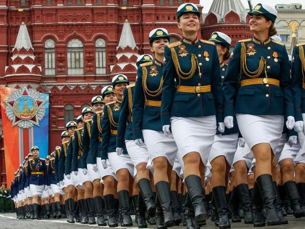 Иностранцы о марширующих русских девушках в военной форме