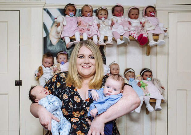 Молодая мама собрала коллекцию искусственных младенцев