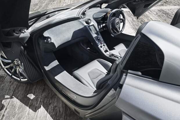 The interior of the McLaren 650S bespoke version has Alacantara and carbon fiber trim