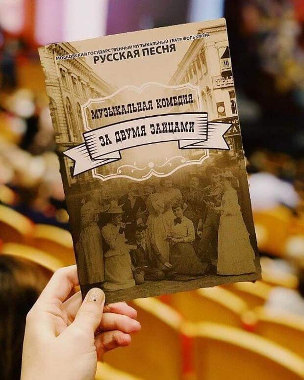 Дорогой шоппинг, странствия, коллекция сумок и обуви, шикарные апартаменты: как поживает скромная помощница знаменитого юмориста