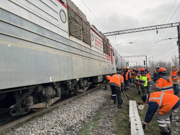 Поезд сошел с рельсов в Ростовской области
