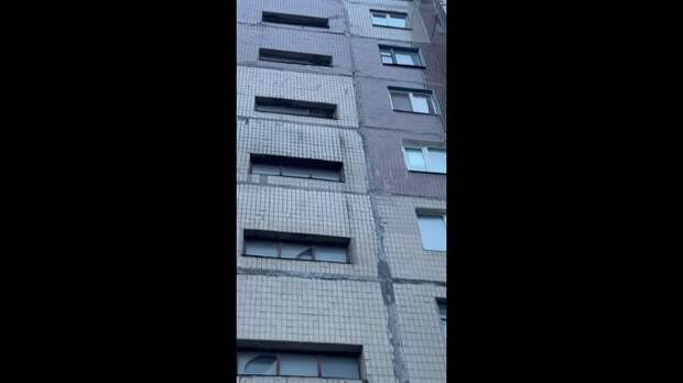 "Г. Макеевка ул. Парижской коммуны д.24 плитка летит падает