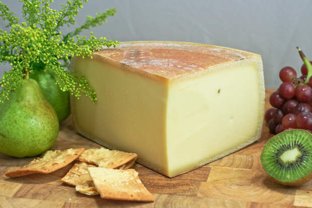 Аппенцеллер — швейцарский твёрдый сыр в форме круга. Пропитывается белым вином или сидром и обрабатывается травами во время созревания. (Artizone)