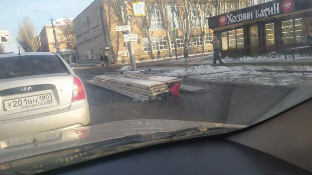 По ул.Плеханово на пересечении с ул.Донецкой выпал груз из грузовика