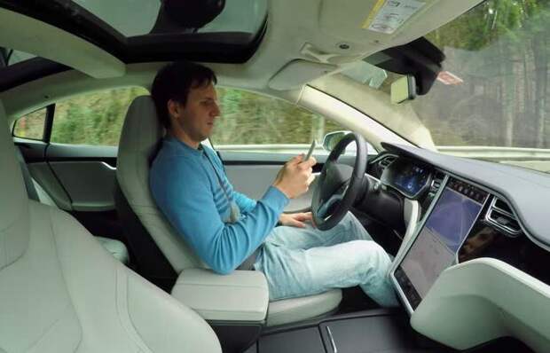 Даже просто держать телефон в руках – дурная привычка для водителя. | Фото: shutterstock.com.