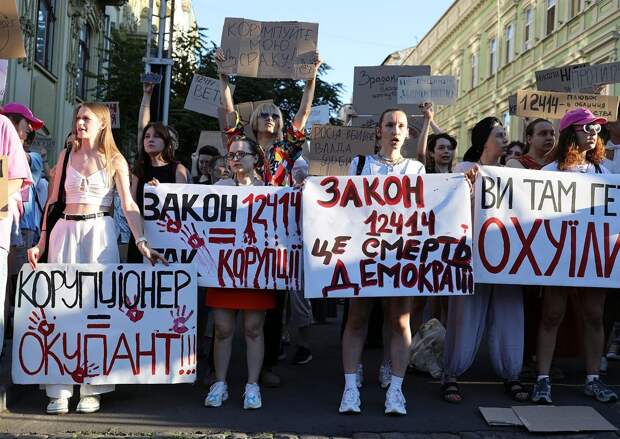В Киеве негодуют: «Протухшая соросятина устроила картонный майдан на радость Путину»
