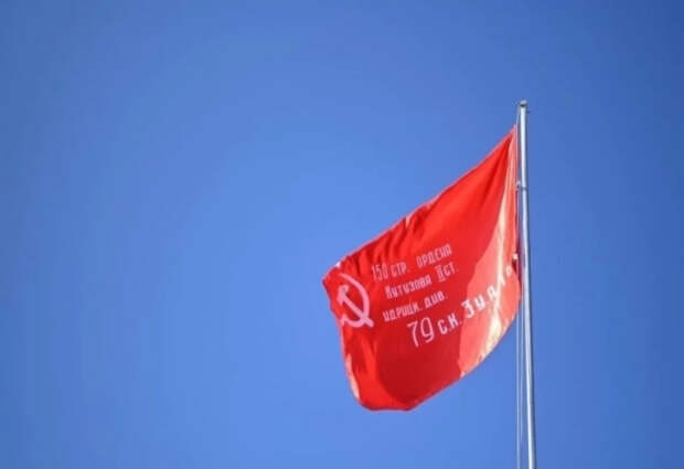 Житель Красноярска надругался над копией Знамени Победы