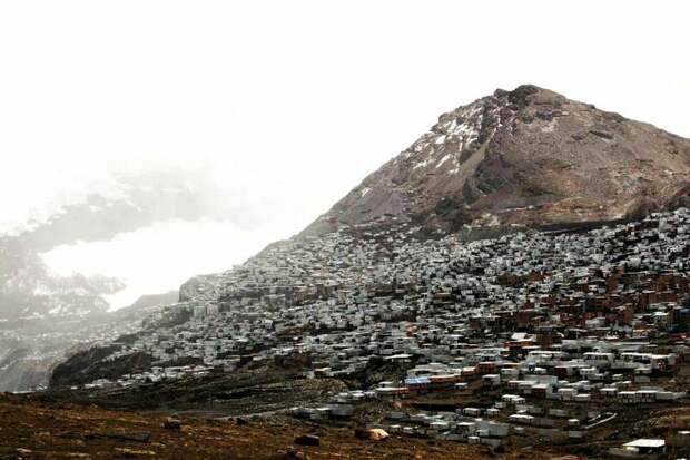 Город хоть и растёт, но испытывает огромные проблемы: окрестности Ла-Ринконады погрязли в мусоре (видно на фото сверху) Ла-Ринконада, анды, горы, добыча золота, перу