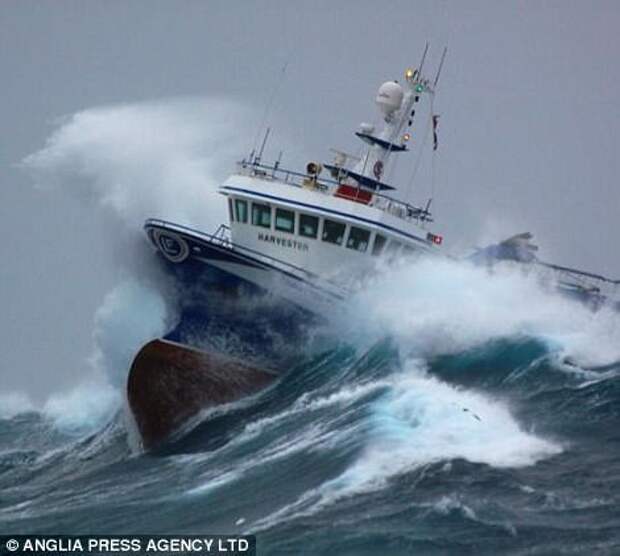 Высота волн во время шторма в Северном море превышает 10 метров буря, корабли, море, океан, стихия, суда, фото, шторм