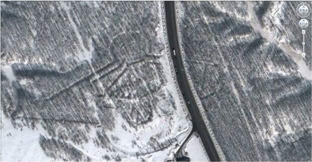 Этот геоглиф пересекает дорога. /Фото со спутника.