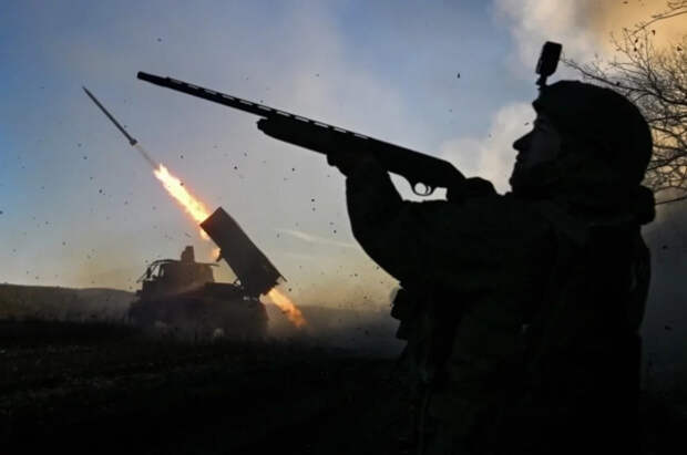 Горит гнездо «Фламинго», огонь идет на Днепр: главная новость СВО 13 марта