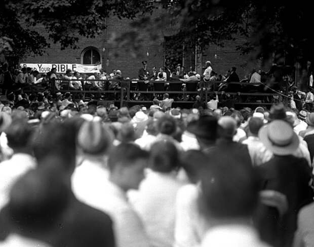 Зрители наблюдают за процессом над Джоном Скоупсом, 1925 год. Фото: New York Daily News Archive / Getty Images / Fotobank.ru