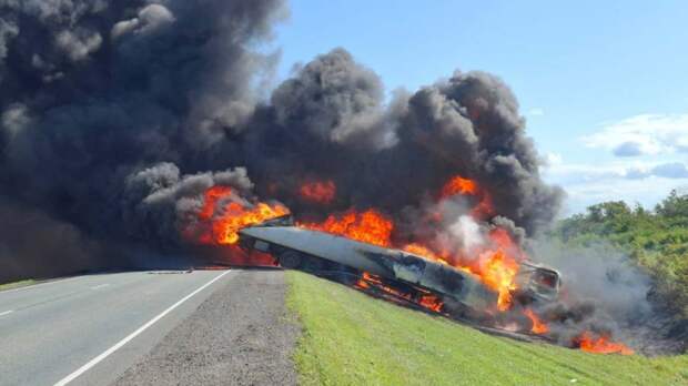 Фуры вспыхнули после аварии на трассе Тюмень  –  Омск