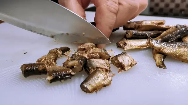 Наш новый рецепт салата со шпротами уже разошелся по всем знакомым. Готовили как быструю закуску для гостей и не промахнулись