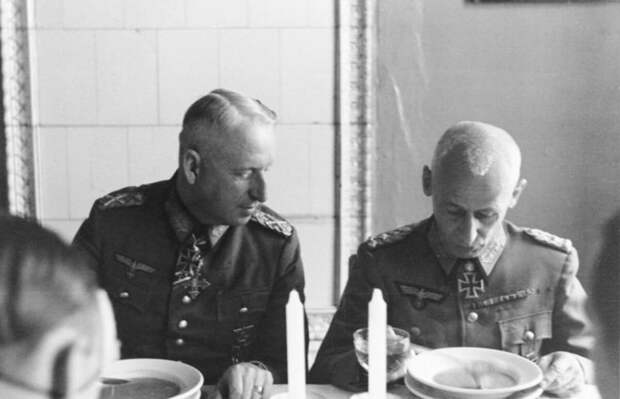 Эрих фон Манштейн (слева) и Герман Гот. Bundesarchiv