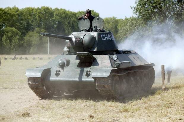 Танк Т-34. Историческая реконструкция сражений 14-18 июля 1941 (контрудар под Сольцами) в рамках военного фестиваля "Поле боя-2014", июль 2014 года
