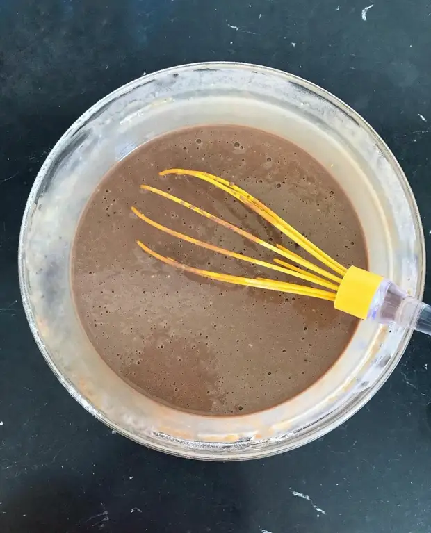 Очень аппетитные шоколадные блины можно приготовить из минимального количества продуктов