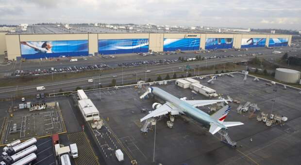 Крупнейшая фабрика — Boeing Everett Factory, Эверетт, штат Вашингтон.