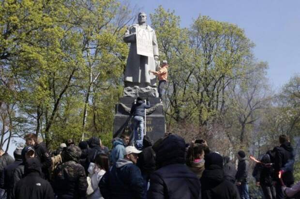 Националисты осквернили памятник генералу Ватутину в Киеве