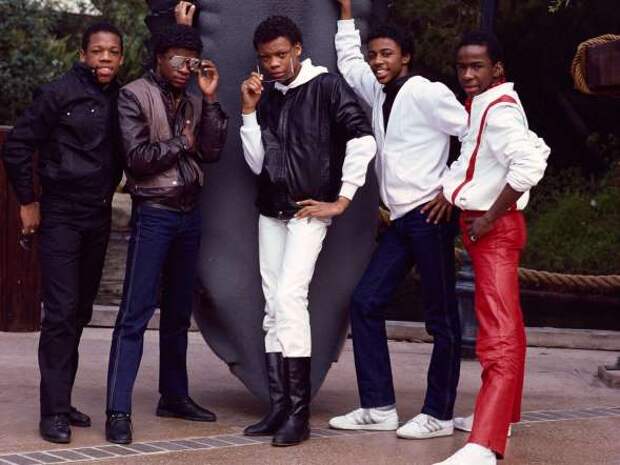 Группа New Edition была версией The Jackson 5 восьмидесятых годов; их хит Candy Girl сегодня считается классикой. Бобби Браун (крайний справа) ушел из группы в 1985-м, и его заменил Джонни Гилл.