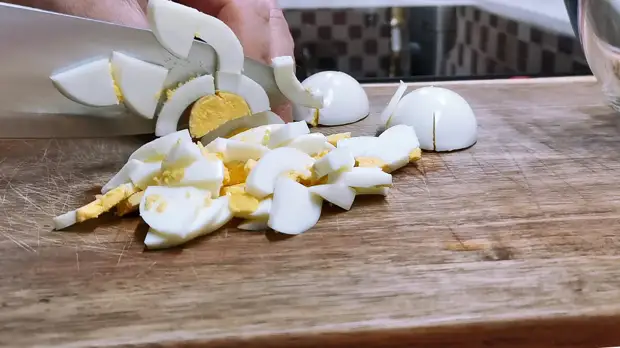 Наш новый рецепт салата со шпротами уже разошелся по всем знакомым. Готовили как быструю закуску для гостей и не промахнулись