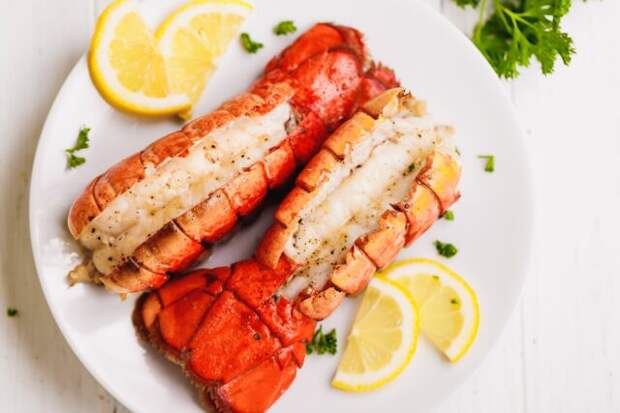 польза морепродуктов хвосты омара и лимон на тарелке