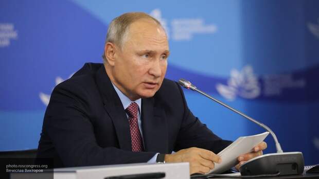 Главы крупных компаний обменялись контрактами на "Звезде" в присутствии Путина