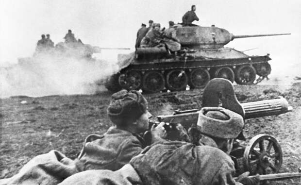 На фото: советские солдаты в бою, февраль 1945 год.