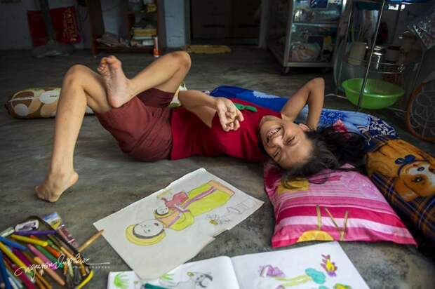 Девушка-инвалид из Вьетнама рисует свои мечты ногами