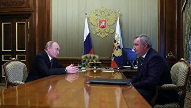 Президент РФ Владимир Путин и бывший вице-премьер Дмитрий Рогозин во время встречи на полях Петербургского международного экономического форума. 24 мая 2018