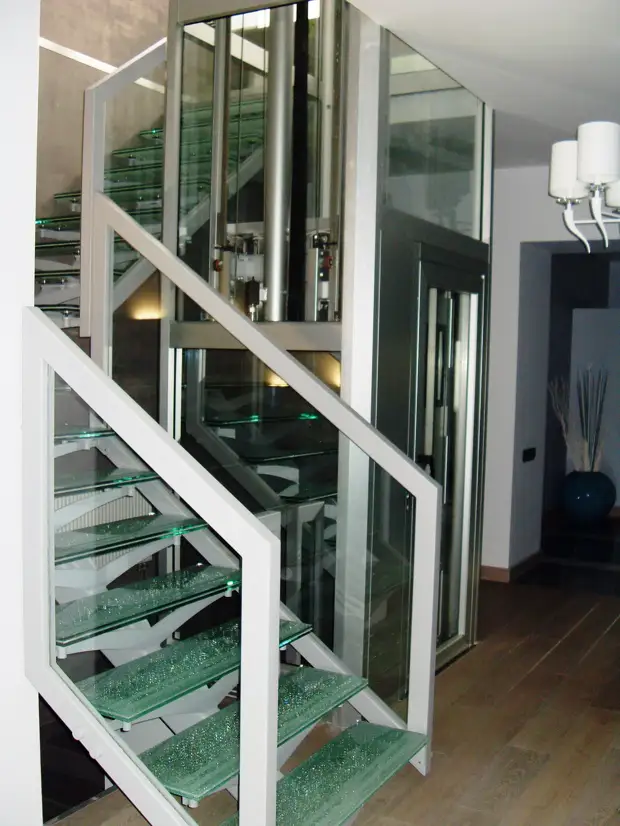 Лестница со стеклянными ступенями и ограждением