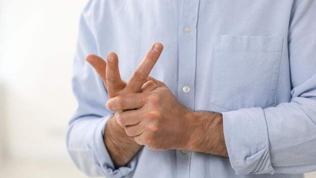 Вредно ли хрустеть пальцами? Врач развеял мифы