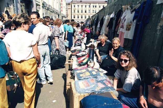 1992. 17 июня. Начало рабочего дня на рынке