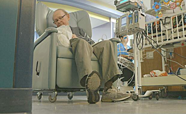 Чужой старик обнимал детей в реанимации и помогал им выжить