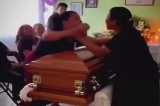 Вдова подралась с любовницей покойного супруга в Мексике