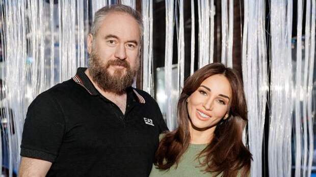 «Не каждая так смогла бы»: муж Чеховой улетел во Францию с двумя женами