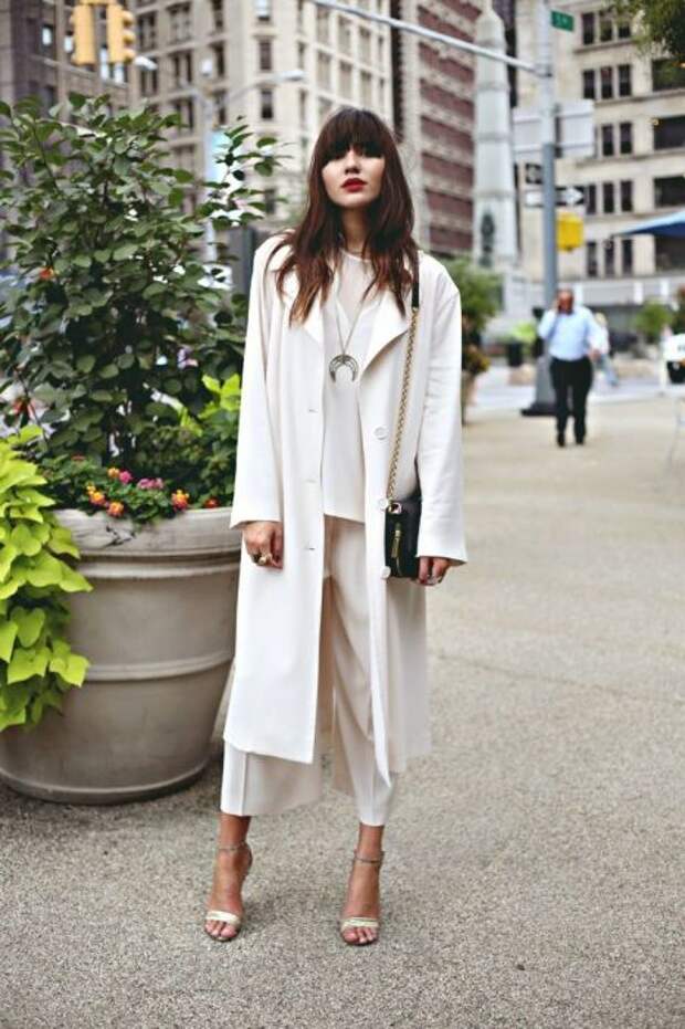 Посмотрите, как элегантно и дорого смотрится этот белый total look. /Фото: i.pinimg.com Посмотрите, как элегантно и дорого смотрится этот белый total look. /Фото: i.pinimg.com